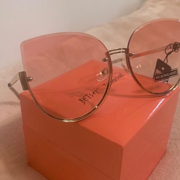 N.Y. Sunglasses with light Pink Gradient - Picture 2 of 4